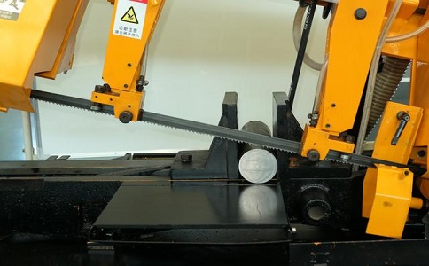 周矶办事处数控带锯床自动送料精度会出现偏差吗？